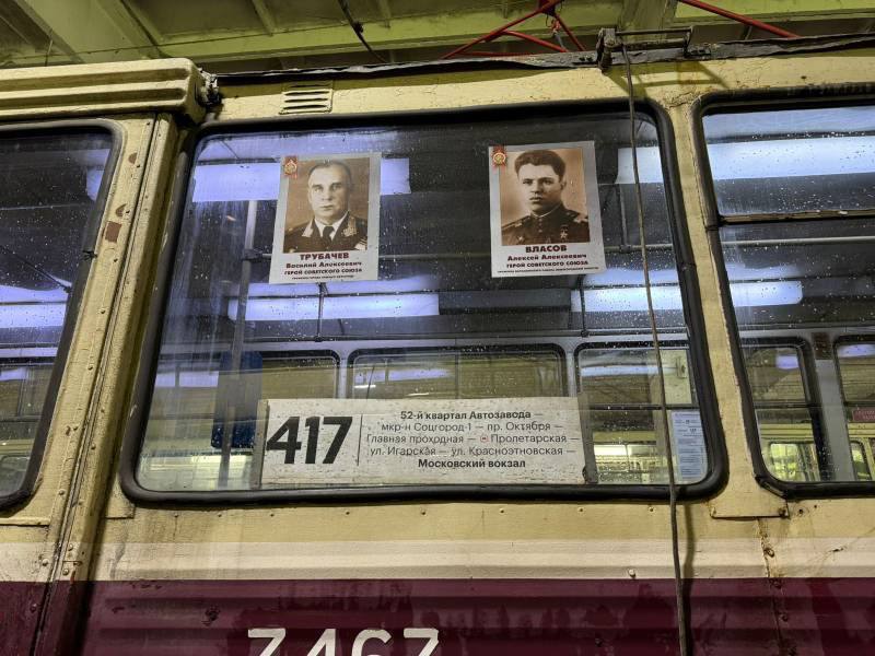 Более 200 портретов героев разместили в салонах нижегородского транспорта