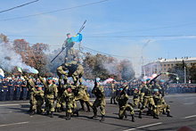 Первокурсники десантного училища впервые приняли присягу на площади Ленина