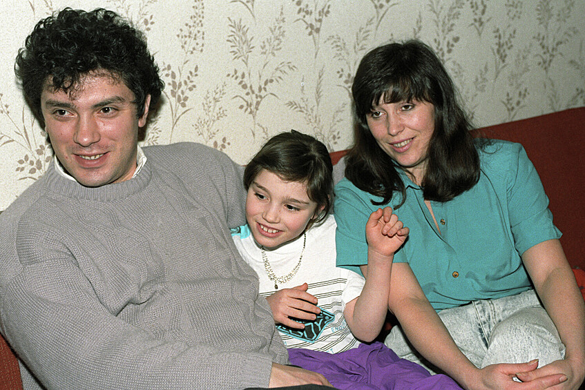 Губернатор Нижнего Новгорода Борис Немцов с женой и дочерью Жанной, 1994 год