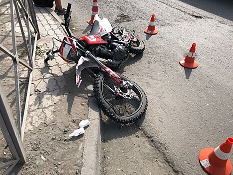 В Новосибирске мотоциклист без прав и его пассажир пострадали в ДТП с микроавтобусом