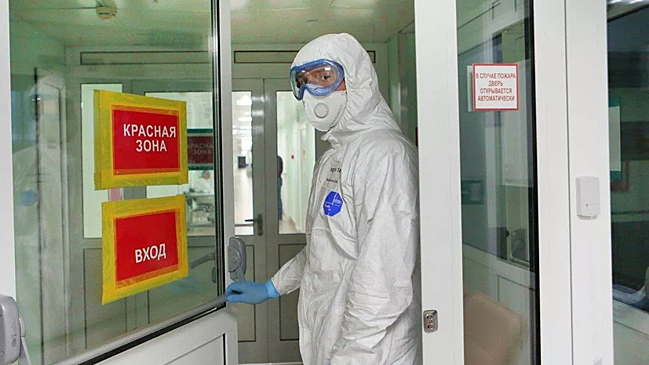 Врачи оценили возможность получения COVID-19 от прохожих