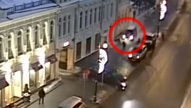 Опубликовано видео страшной аварии внедорожника на тротуаре в Москве