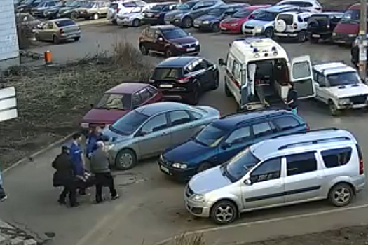 Припаркованные у подъезда машины заблокировали проход для врачей скорой с пациентом на руках