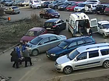 Припаркованные у подъезда машины заблокировали проход для врачей скорой с пациентом на руках