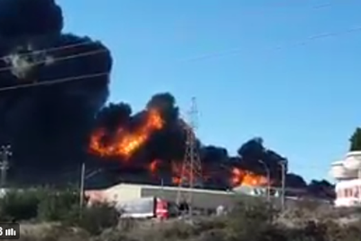 Пожар на химическом заводе в Испании не могут потушить уже сутки