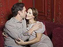 Снаткина позировала с мужем на ММКФ в платье со смелыми разрезами и серьгами из белого золота