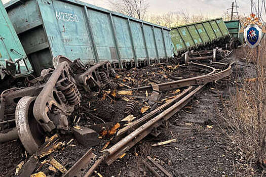 СК: появились фото с места схода грузовых вагонов в Челябинской области