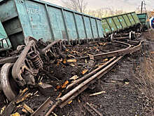 СК: появились фото с места схода грузовых вагонов в Челябинской области