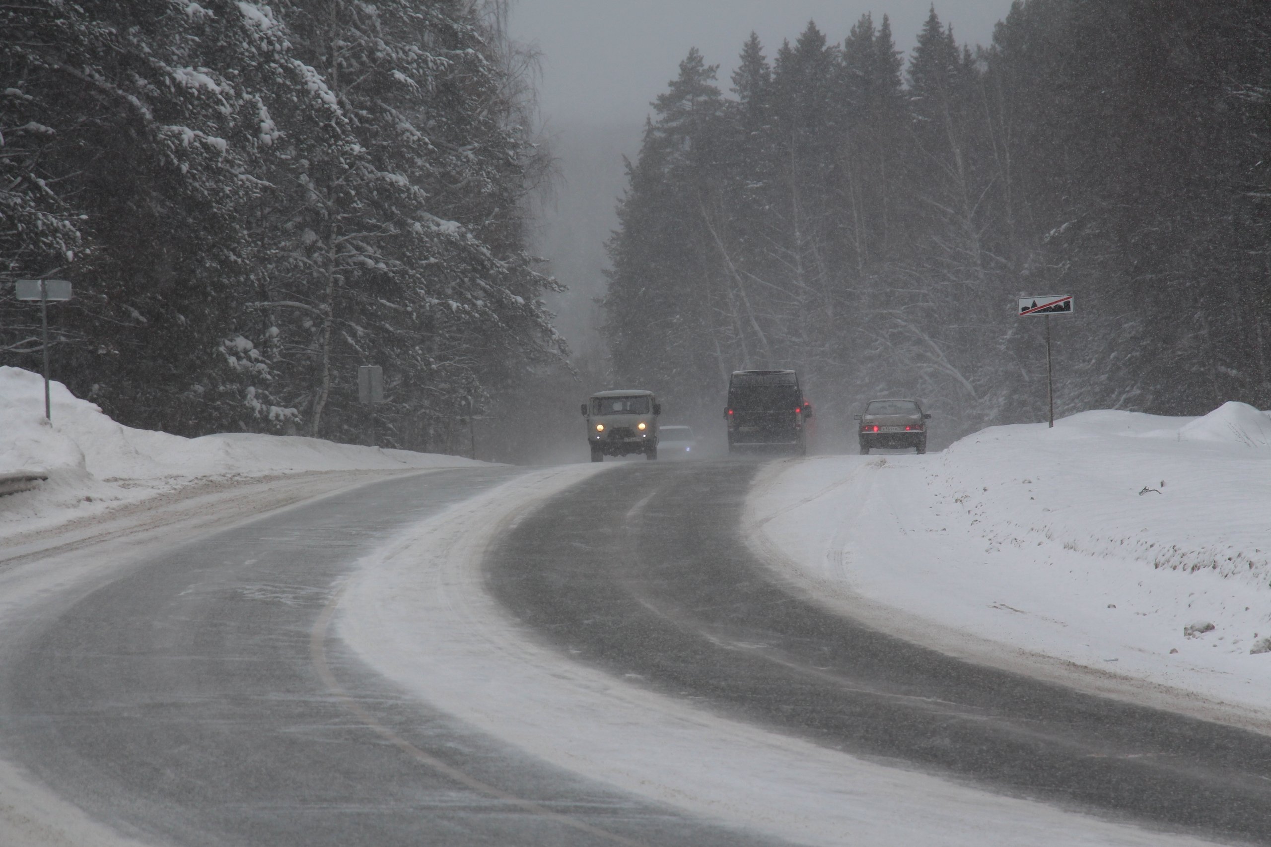 В Удмуртии из-за непогоды 230 машин расчищают дороги регионального значения
