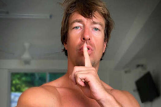 Суд в Москве заочно арестовал блогера Лесли по делу о склонении к изнасилованию