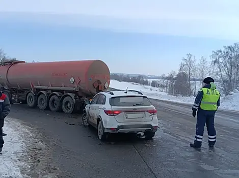 В Самарской области 27 февраля столкнулись иномарка и грузовик с прицепом
