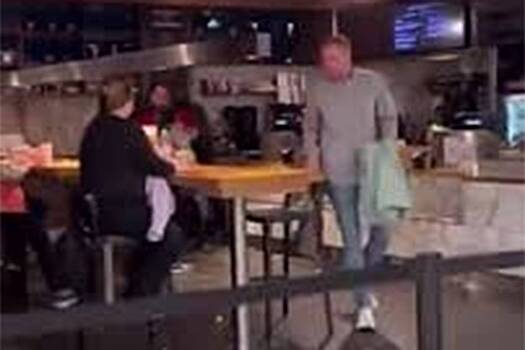 Работница аэропорта попыталась избить коллегу стулом и попала на видео