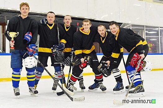 Соревнование по хоккею среди взрослых прошло в Ломоносовском районе