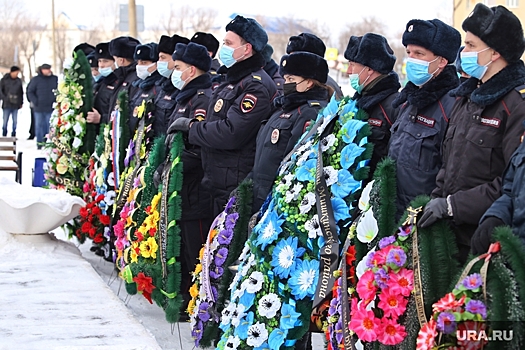 В курганском поселке простились с погибшим полицейским. Виновник мог взять чужое ружье