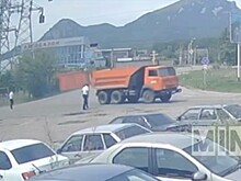 Появилось видео, как «КамАЗ» чуть не убил гаишника