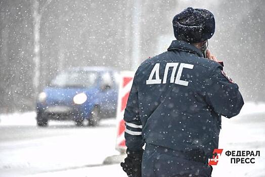 Свердловские полицейские спасли водителя из снежного плена