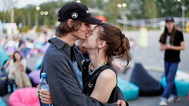 Россияне чаще всего встречают свою любовь на работе и в соцсетях