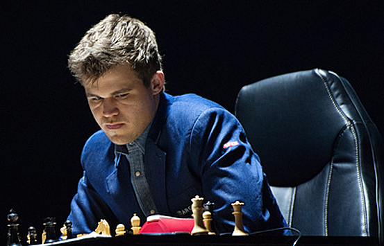 Карлсен проиграл первую партию третьего круга Кубка мира по шахматам
