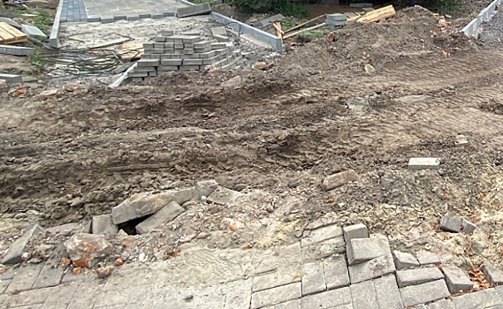 В Курске на ул.Черняховского до конца января уберут строительный мусор