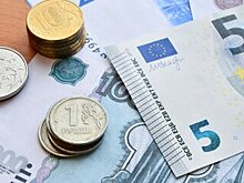 Рубль снизился по отношению к евро и доллару