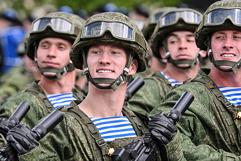 Парадный расчет курсантов курсантов Рязанского высшего воздушно-десантного командного училища имени генерала армии В. Ф. Маргелова на Красной площади в Москве на военном параде