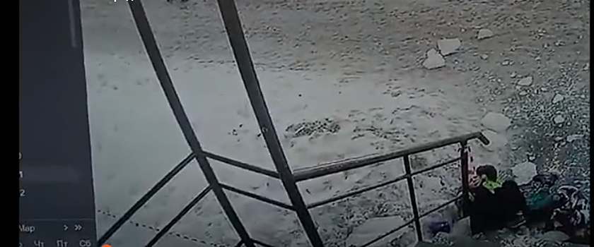 В Нижегородской области глыба льда упала на двух школьников