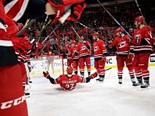 "Куча придурков": команда НХЛ выпустила футболки с критикой в свой адрес