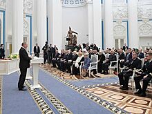 Путину во время вручения госнаград подарили книгу по архитектуре