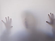 Томская полиция и священники воюют с полтергейстом. Он кидается яйцами и гасит свет