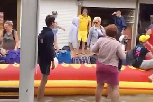 В затопленной Анапе люди эвакуируются на надувном драконе