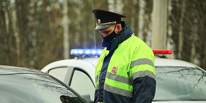 Полицейские спасли замерзающего дальнобойщика в Костромской области