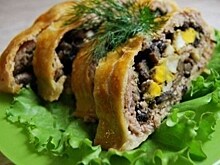 Мясной рулет с грибами и сыром в слоеном тесте
