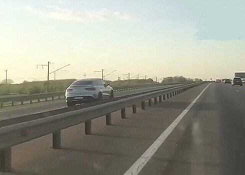 Видео: жителей Кубани возмутил мчащийся по встречке «Mercedes» на скоростной магистрали под Краснодаром