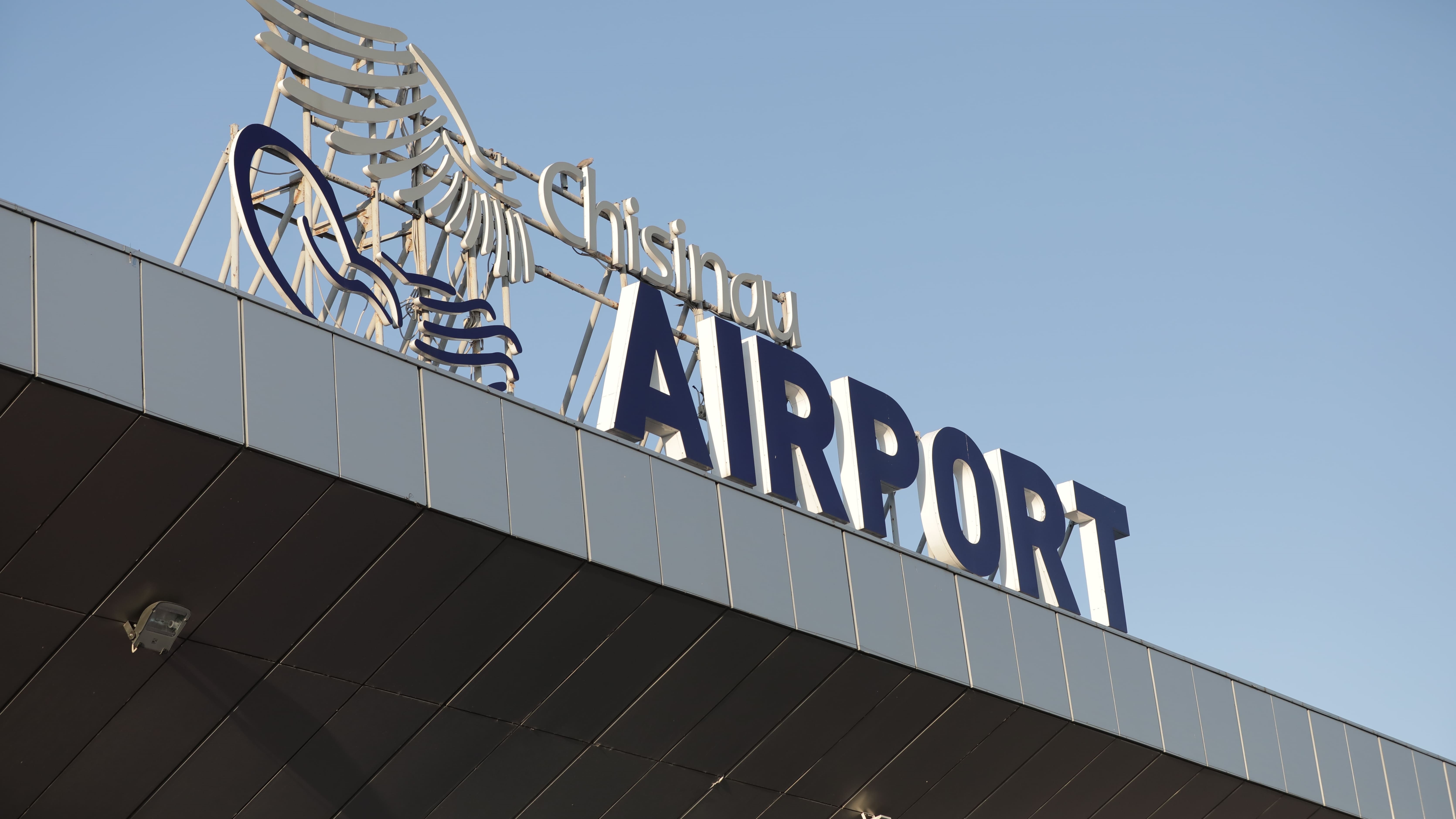 Пассажиров из РФ снова проверяют и допрашивают в аэропорту Кишинева