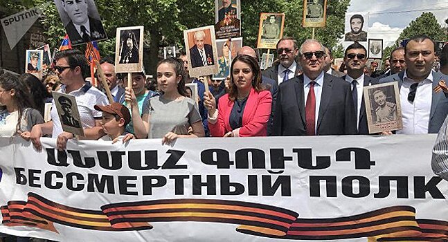 Президент Армении возглавил шествие "Бессмертного полка" в Ереване