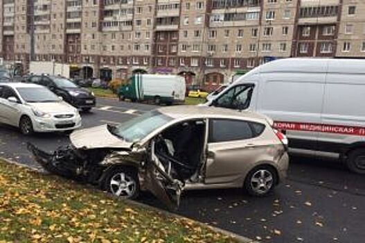 В страшной аварии на Комендантском проспекте пострадали двое