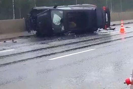 В Ленобласти водитель на Porsche Cayene протаранил бетонные блоки