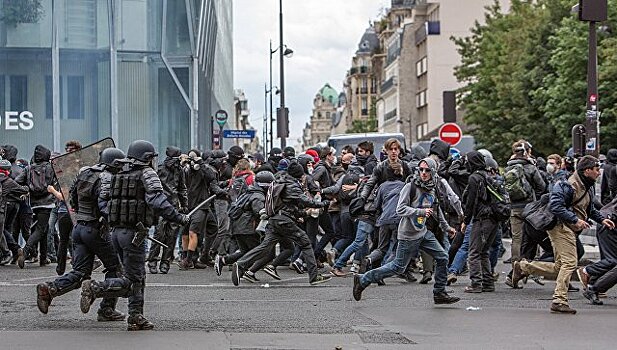 Во Франции проходит первая крупная манифестация против реформ Макрона