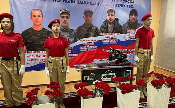 В школе № 22 Курска открыли «Парту Героя» и стенд «Герои нашего времени»