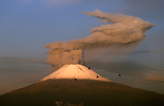 В Мексике начал извергаться вулкан Попокатепетль