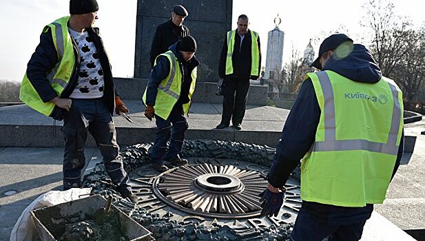 Клинцевич назвал осквернение Вечного огня в Киеве следствием культа Бандеры