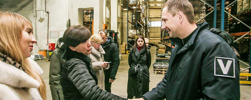Дмитрий Волков осмотрел склад волонтеров на заводе «Бецема»