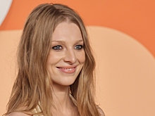 Звезда «Эйфории» пришла на вечеринку «Оскара» с декольте до пупка