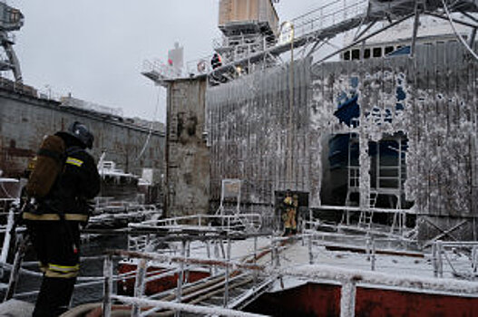 Спасатели начали буксировку в Мурманск неисправного траулера "Бриз"