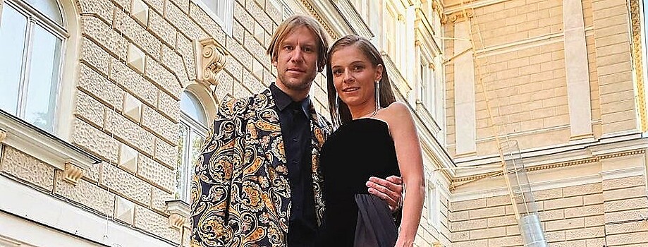 Иван Дорн в расшитом сюртуке и в обнимку с красавицей-женой прошелся по красной дорожке
