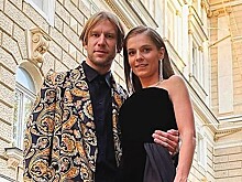 Иван Дорн в расшитом сюртуке и в обнимку с красавицей-женой прошелся по красной дорожке