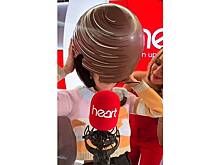 Телеведущая в прямом эфире надела на голову гигантское яйцо и довела коллег до истерики