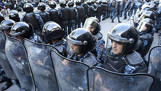 В Гюмри произошло столкновение митингующих с полицией