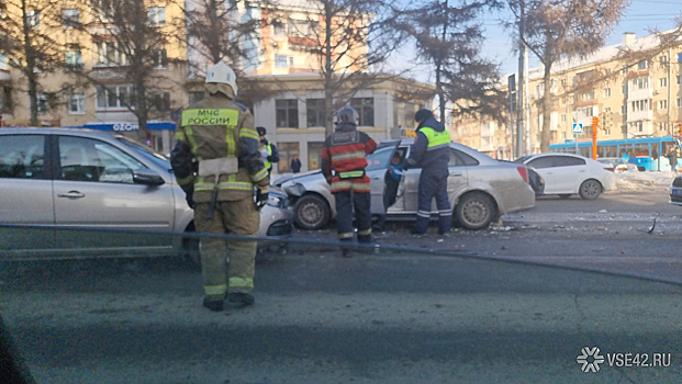 Авария с участием нескольких машин затруднила движение в центре Кемерова