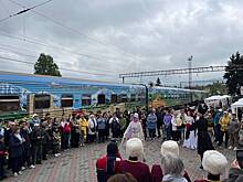 Пассажиров туристического поезда на Кавказе встретили пирогами и молитвами